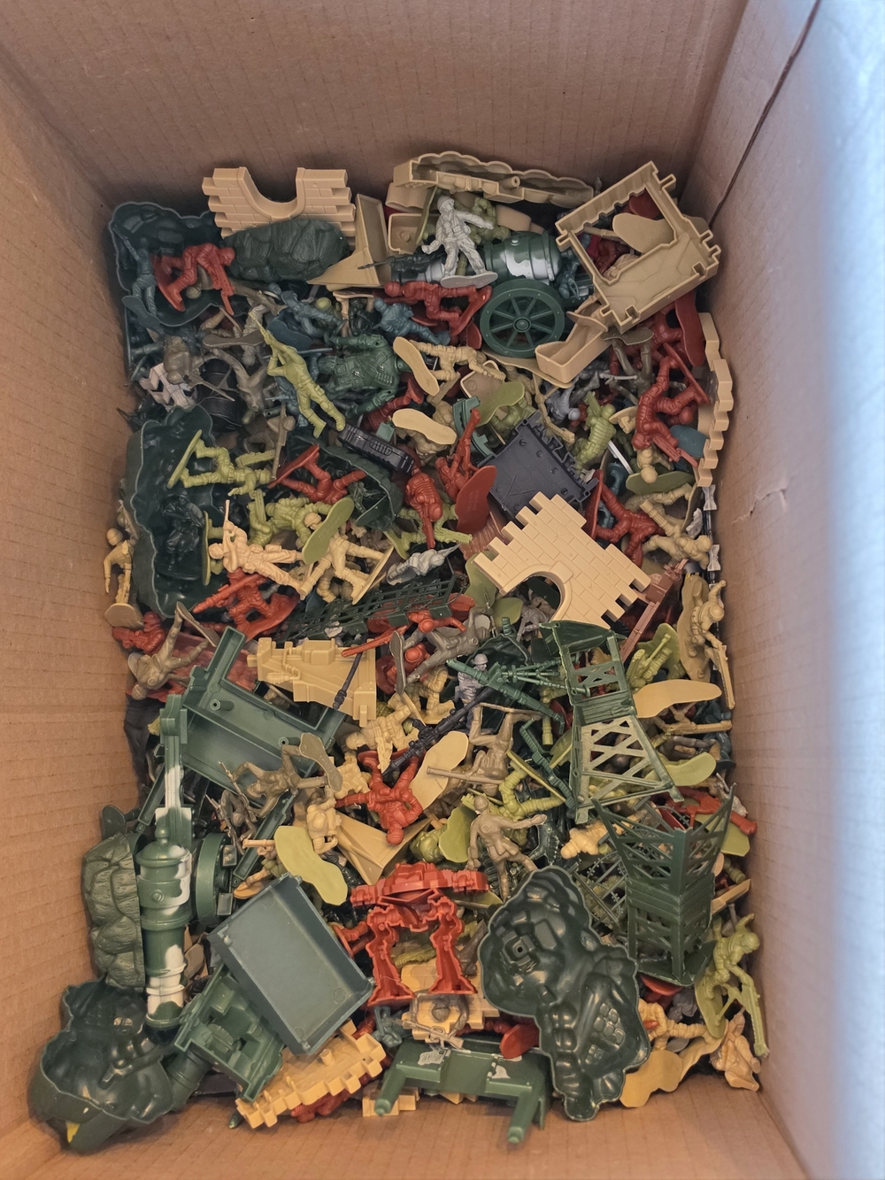 HUGE LOT!! Classic Toy Army Soldiers Playset - Green, Tan, Red, Yellow